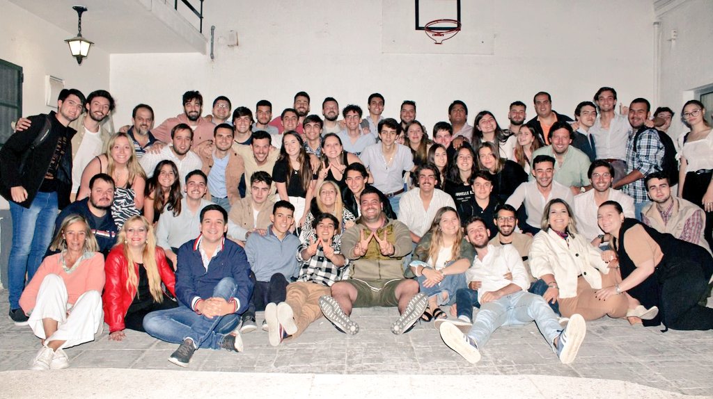 jfranncastillo's tweet photo. Despedimos el año junto a los @Jovenes40 una juventud llena de convicciones de ideas pero sobre todo con mucha fuerza de seguir defendiendo y militando el cambio que representa nuestro @PNACIONAL y la Coalición de Gobierno. 

¡A seguir! 💪 https://t.co/uHRwm5i2qT
