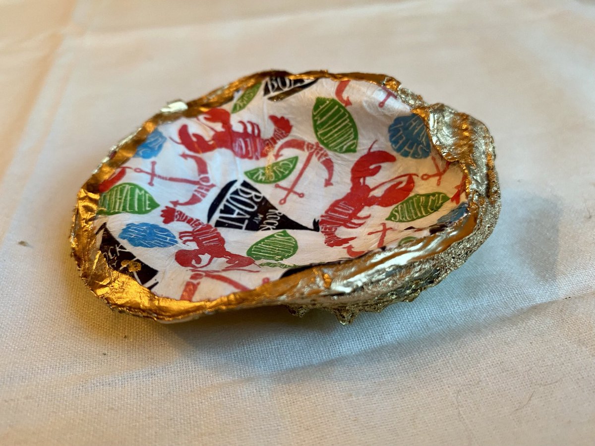SouthBelleBeth's tweet image. ⚓️ GIFT FOR NAUTICAL LOVERS ⚓️ Lilly P inspired “Rock My Boat” printed oyster shell jewelry dish.  Gift boxed.  One of a kind.
etsy.me/3pN2G63

#shelldish #jewelrydish #gift #Christmas