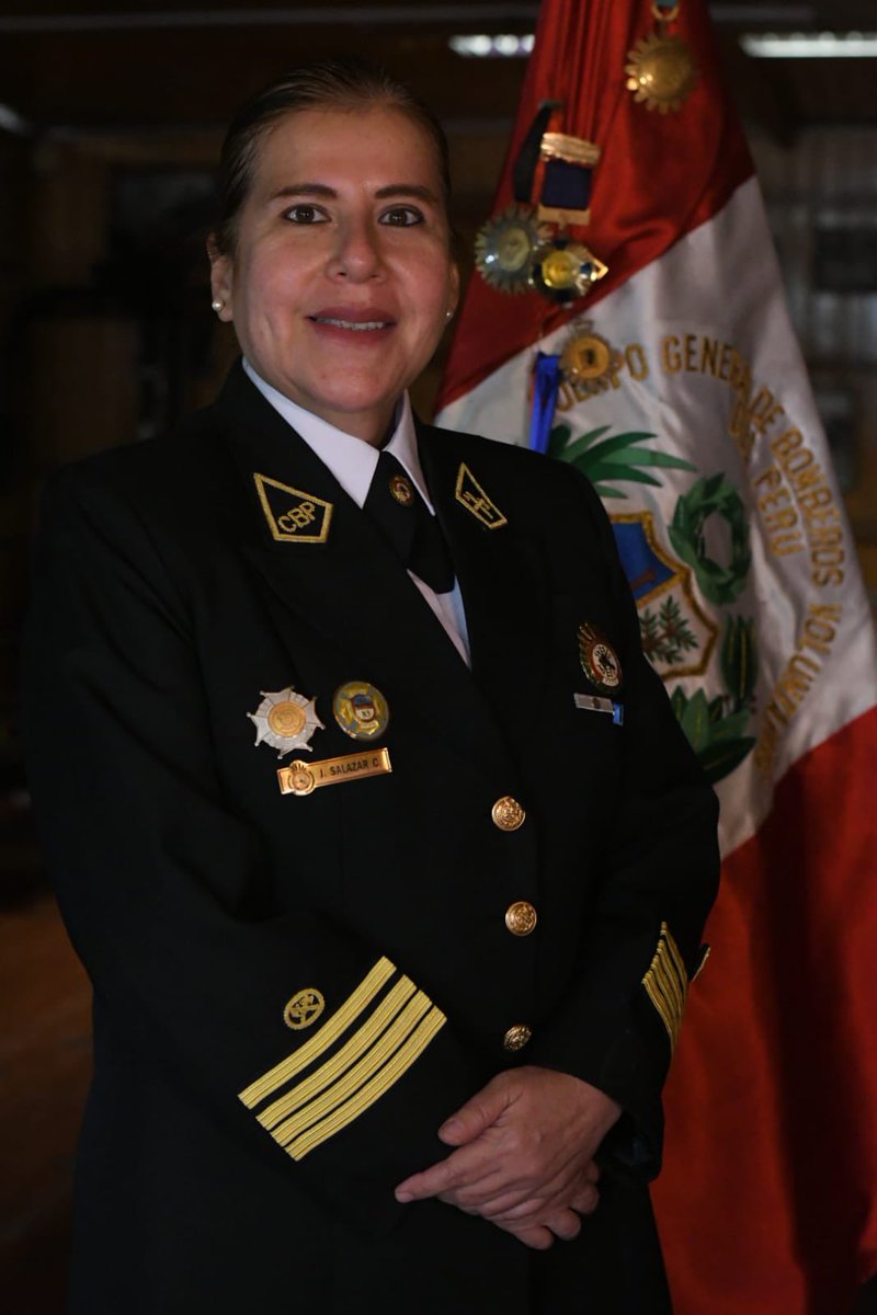 Ella es Jessica Salazar comandante del <a href="/cgbvpoficial/">Bomberos Voluntarios del Perú</a> hoy ha perdido un sobre con su pasaporte en un taxi que la dejó en la cuadra 4 de sucre , era un station wagon , si tienen algún dato llamar a 987548746 / 954122466