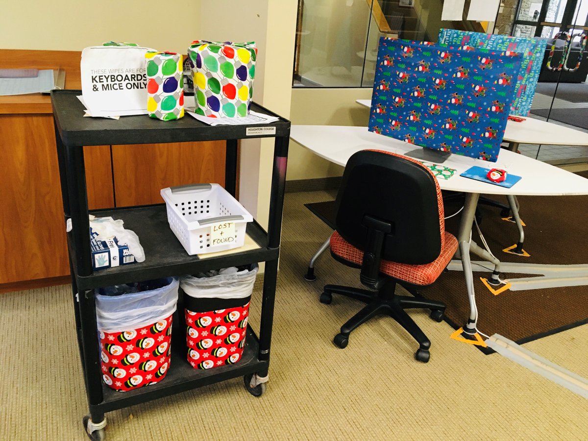 HoughtonUniv's tweet photo. Making campus merry and bright - the elves were very busy last night! 🎄 🎁 
#HoHoHoughton
#FEARLESS #GoHighlanders https://t.co/J77LVOmeLY