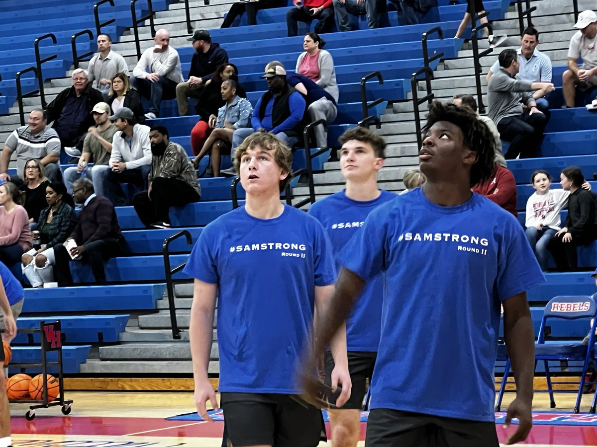 1rebelathletics's tweet image. This is why we love sports!  @omhsbasketball wearing #samstrong shirts along with @1rebelboyshoops to support our guy in his fight against cancer!  #community @AHSAAUpdates @NFHS_Org