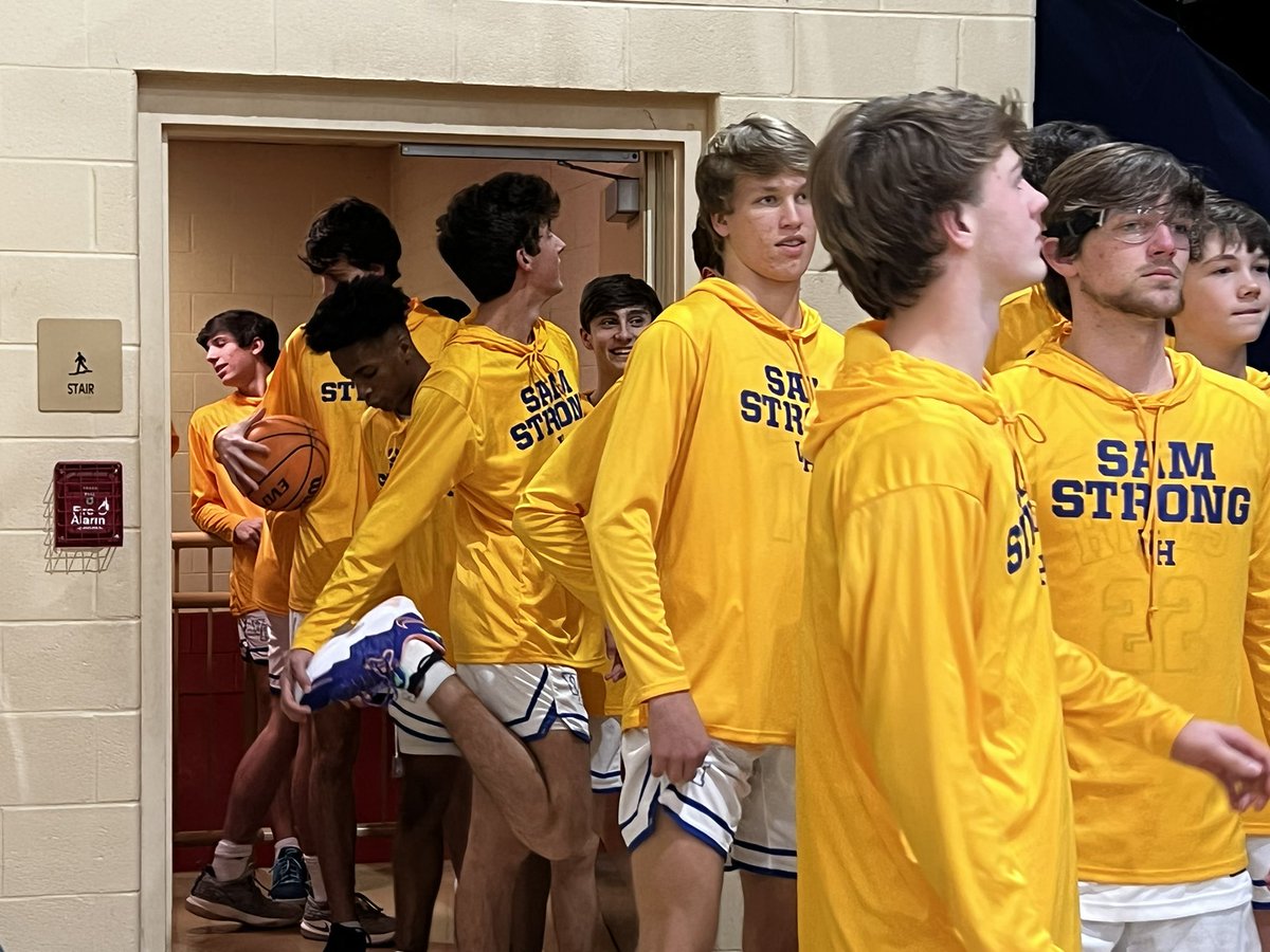 1rebelathletics's tweet image. This is why we love sports!  @omhsbasketball wearing #samstrong shirts along with @1rebelboyshoops to support our guy in his fight against cancer!  #community @AHSAAUpdates @NFHS_Org