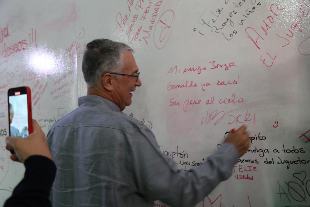 jorgegarralda's tweet photo. Muchas gracias por tu visita @RicardoBSalinas a la #villa #JuguetónAzteca. ¡Siempre has apoyado mis sueños y el @JuguetonAzteca es uno de ellos! ¡Espero que hayas disfrutado la visita! ¡Un abrazo! https://t.co/oFdOoV0tO7