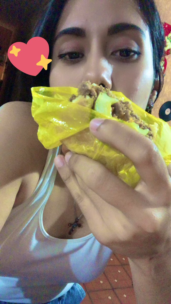 SoleLovesYou's tweet photo. En mi mantra. 😂🌟 (jueputa que buena hamburguesa). https://t.co/yp3oPPoWSU