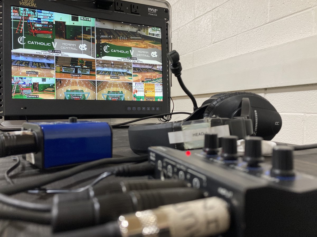 IrishMediaNet's tweet photo. As we wrap up this semester (and wrap our Christmas presents) we would like to acknowledge the hours our crew has worked! Overall, the crew worked 807 hours at events THIS SEMESTER! Way to go IMN, you deserve this break. #ForStudents #ByStudents #ImInIMN #broadcasting https://t.co/YTbZMy4CbP