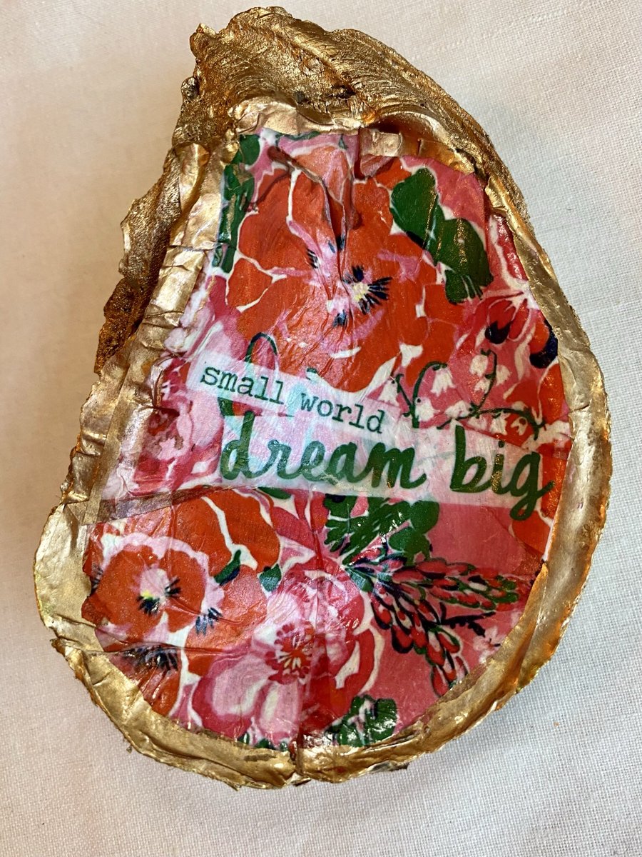SouthBelleBeth's tweet image. Gift That WOWS ➡️ Handmade oyster shell jewelry dish with Lilly inspired print and “Small World, Dream Big”.  Gift Boxed. 

etsy.me/3IIxSMg

#giftidea #shelldish #jewelryholder #Christmas