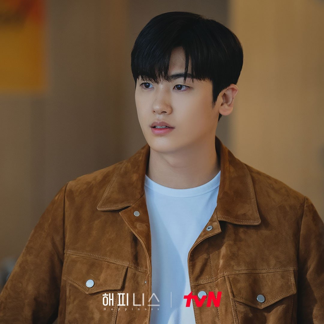 saintlysola's tweet photo. Ahn Min Hyuk was such a boyfie material in 2017
but DAMN...Jung Yi Hyun is such a husband material in 2021

I love how Park Hyung Sik changed and matured, appearance-wise and acting-wise🥰 He will constantly be an actor on top of my list #HappinessEp12 https://t.co/f8zPTXoPTg