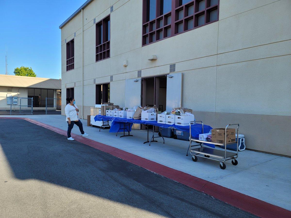 SunnyvaleSD's tweet photo. 5-day meal kits will be available at the DISTRICT OFFICE, 819 W. Iowa Avenue, on Dec. 20 and again on Dec. 27. Distribution will be from 7:30-9 a.m. 
Sign up for the December 20 pickup day. https://t.co/mFOVhtaPGj
Sign up for the December 27 pickup day. https://t.co/3lszL2pwXp https://t.co/QqysvbOFW0