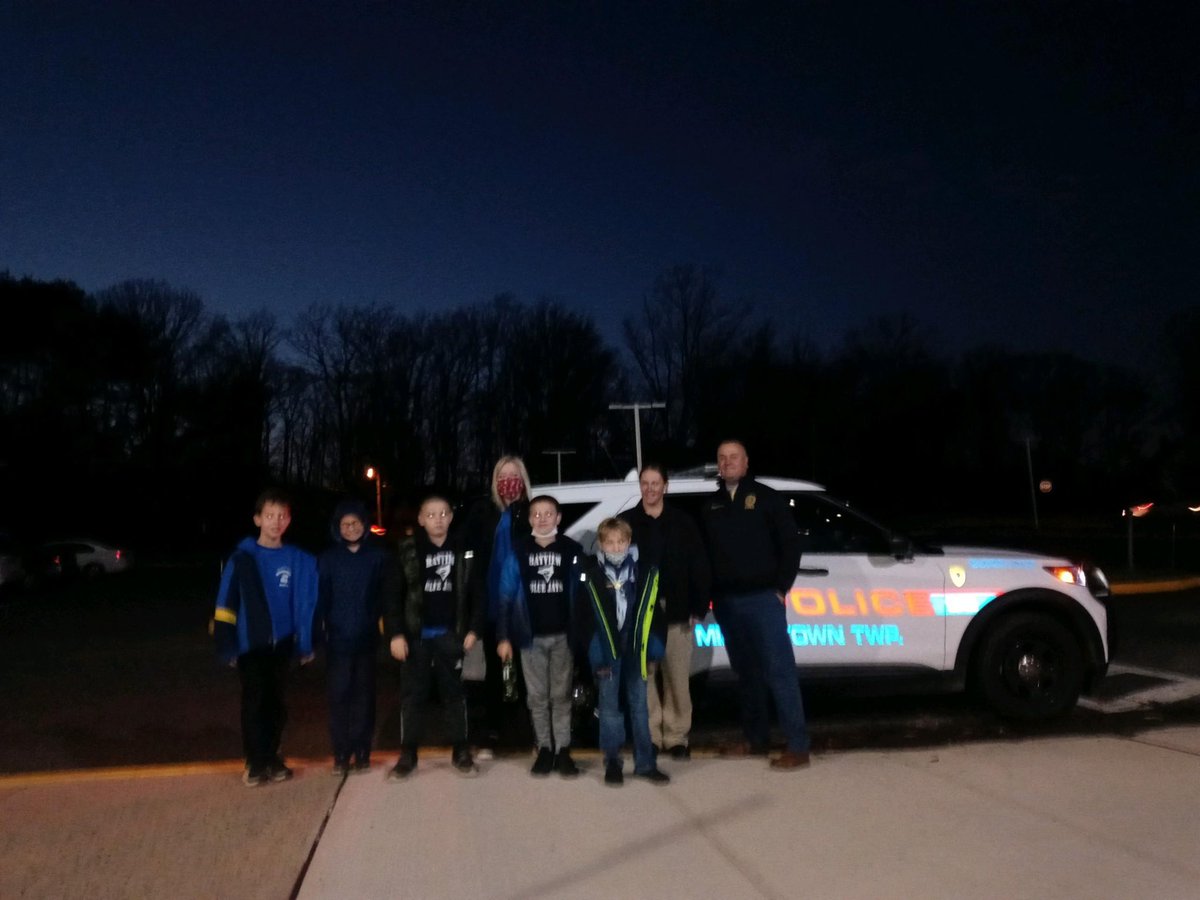 ClareRusso111's tweet photo. Pack 122 Bear Den received a special visit from Middletown Police officers: Detective Cruz and Officer Kennedy. Thank you  so much for teaching us about safety and being good citizens! @NewMonmouthElem  @122Pack https://t.co/dkuhSg3pgT