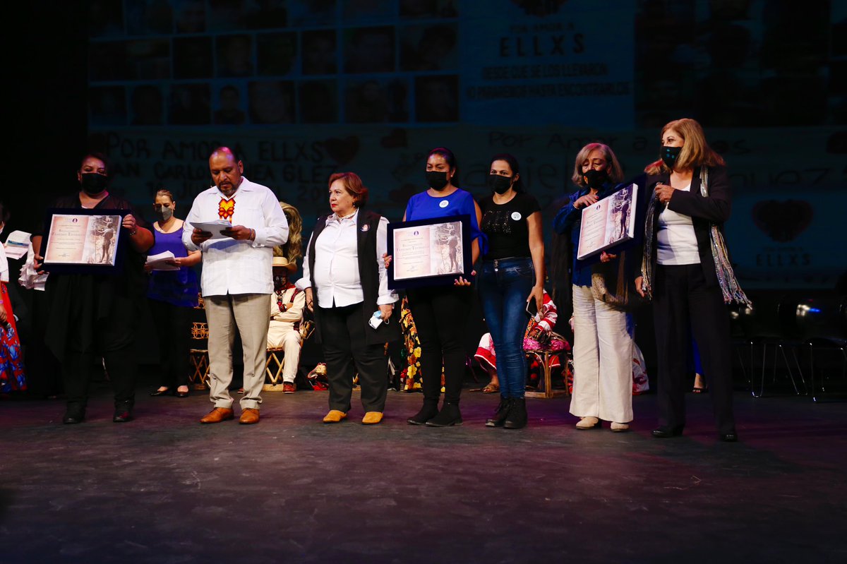 Los Colectivos <a href="/PorAmorAEllxs/">PorAmorAEllxs</a> <a href="/CieloColectivo/">Colectivo Entre Cielo y Tierra</a> y <a href="/FundejD/">FUNDEJ Familias Unidas Por Nuestros Desaparecidos</a>, reciben el reconocimiento Francisco Tenamaxtli, por su incansable búsqueda de sus seres queridos. #HastaEncontrarles #desaparecidos