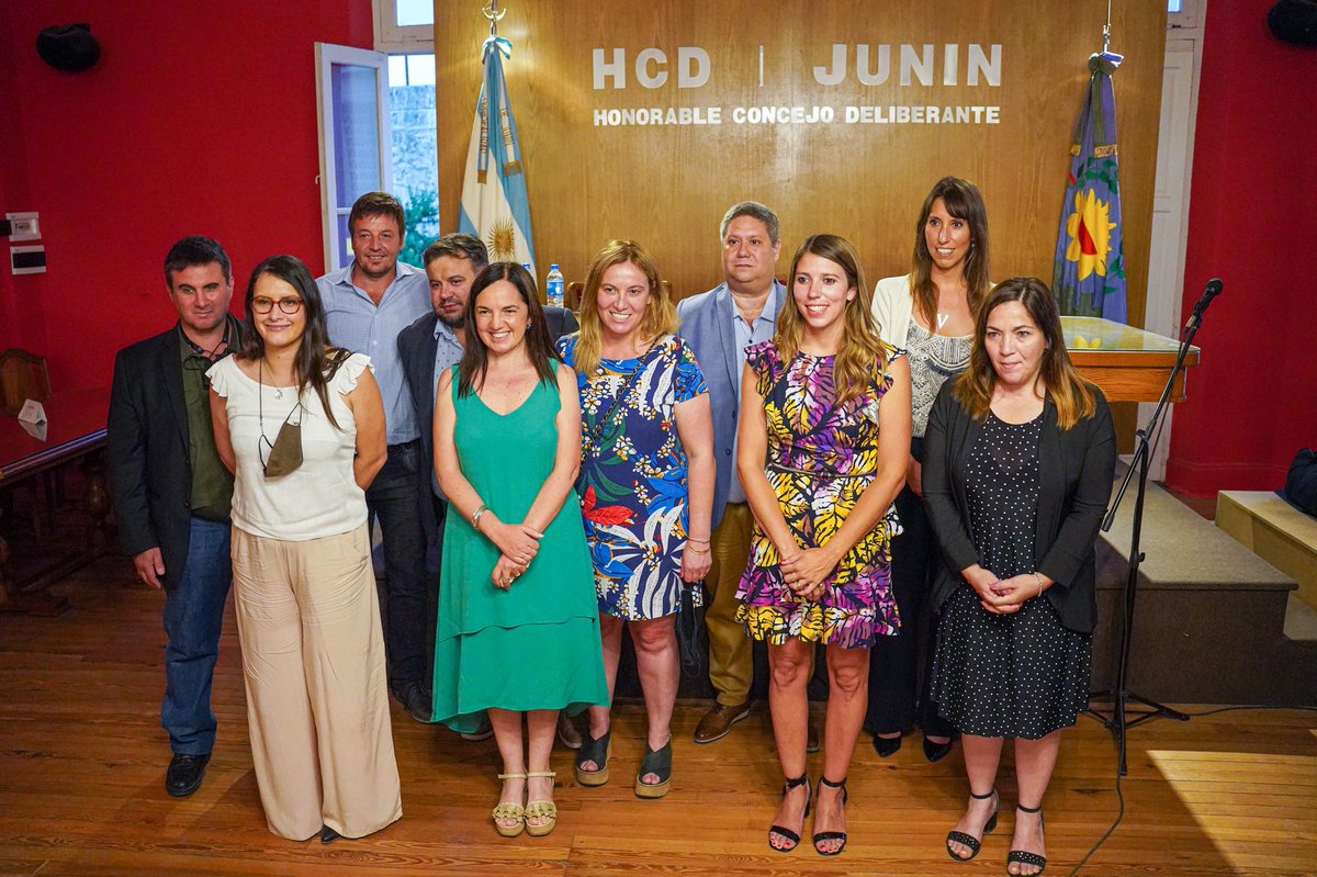 FRjunin_fp's tweet photo. En el Concejo Deliberante se llevó a cabo la jura de los nuevos Concejales de nuestra ciudad. 

👏🏻Felicitamos a @petragliapablo y estamos seguro que hará un gran trabajo junto a @CaroMEcheverria @LHPedroza30 y todo el bloque del Frente de Todos. https://t.co/E6AadI0bQU