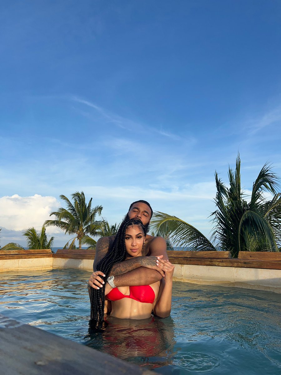 queennaija's tweet photo. throwing shade but on this island, shit it’s realll sunny ☀️❤️ https://t.co/oyNA4g3d1k
