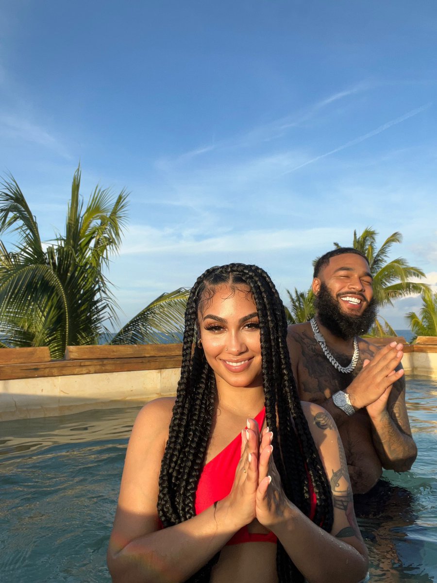 queennaija's tweet photo. throwing shade but on this island, shit it’s realll sunny ☀️❤️ https://t.co/oyNA4g3d1k
