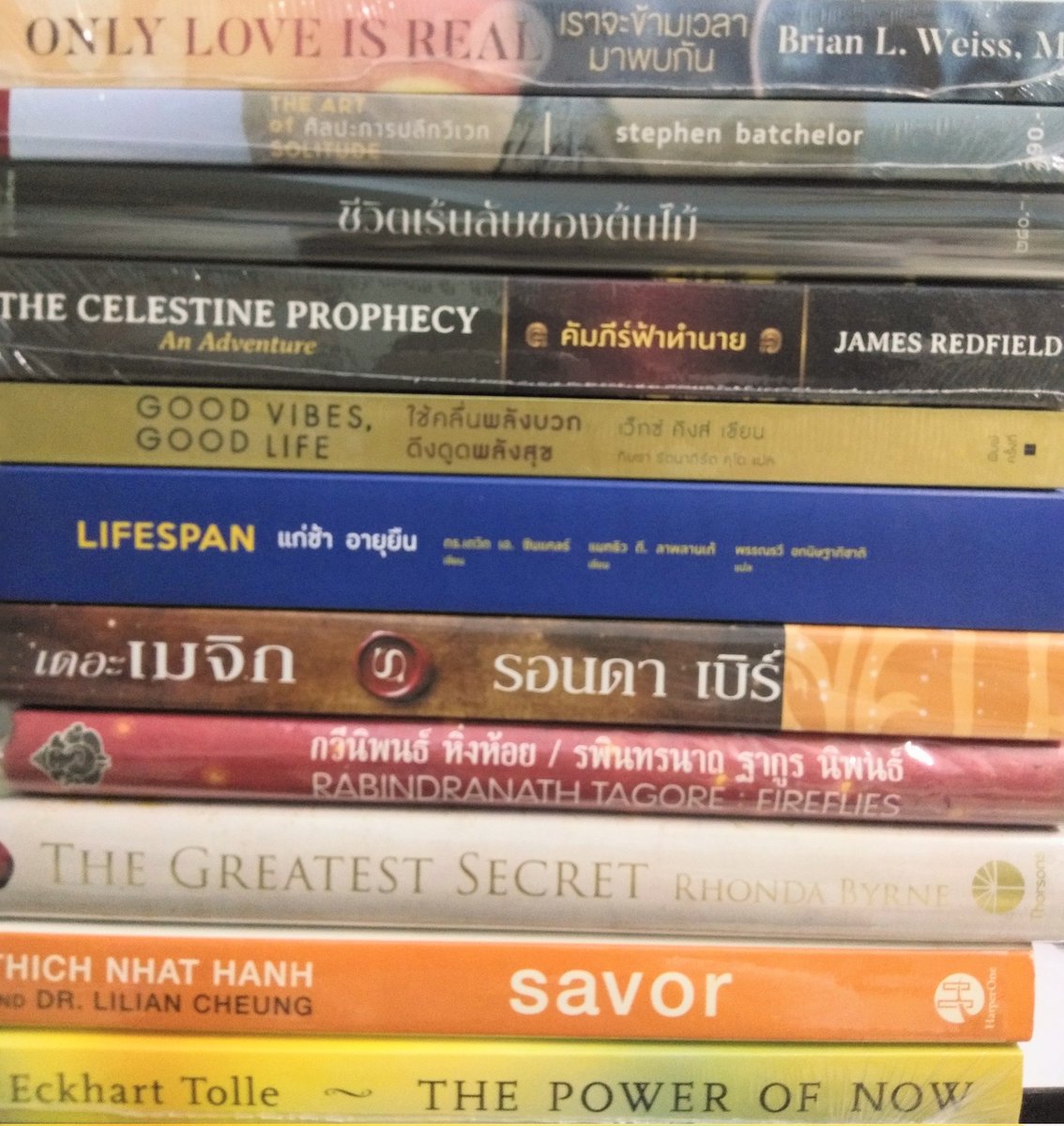 VivienePotocal's tweet photo. @kinowhatsnew อื้อหือ ดองไว้ 10 เล่ม กำลังบีบอ่านอยู่ 3 เล่ม ท่าจะไม่รอด 2 เล่ม แววสอยใหม่ 2 เล่มอ้าค่ะ อื้อหือๆๆ https://t.co/3EC87xb1oN