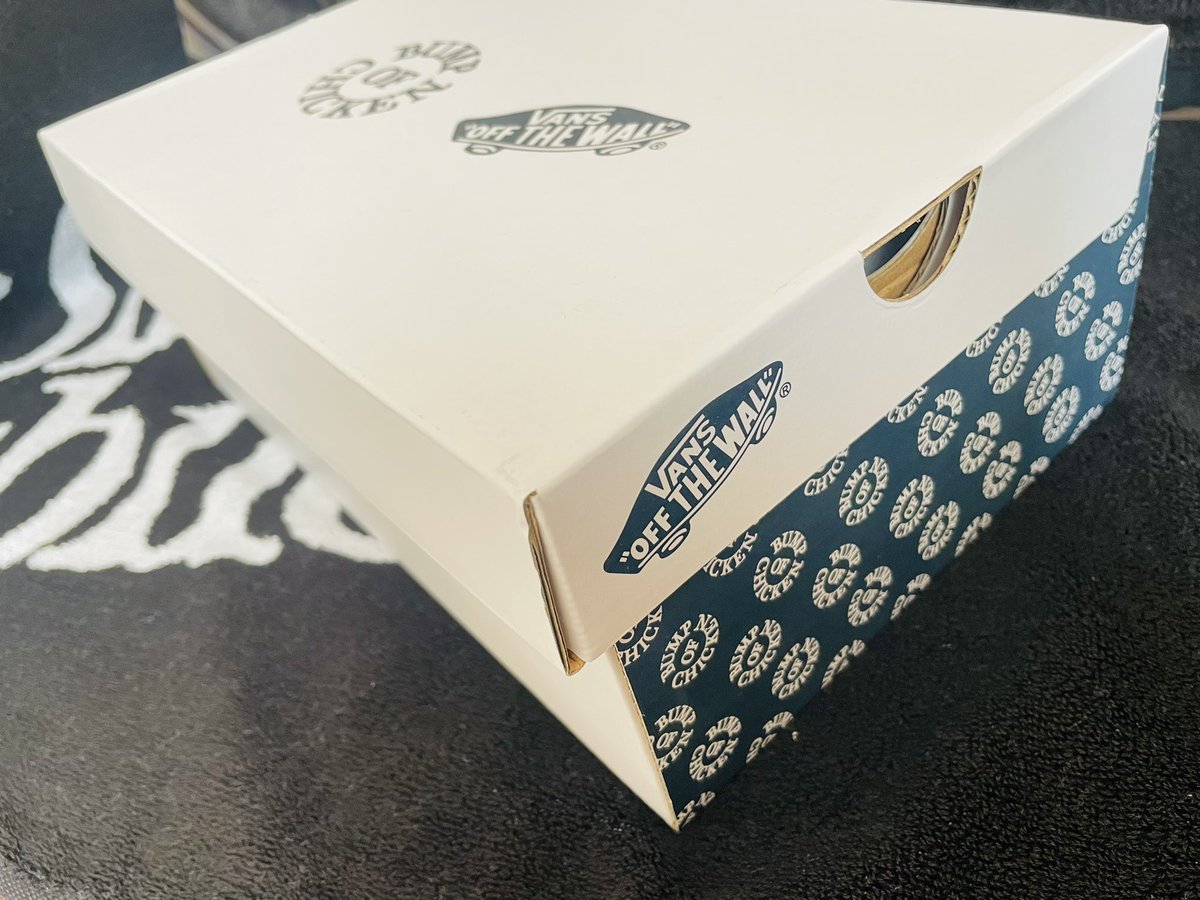 13ump_ray's tweet photo. VANS×BUMPコラボスニーカー届きました👟
開けた瞬間からBUMP仕様で、ブルーの色味が思ってたより落ち着いた感じでとても良き。ロゴがめちゃくちゃ可愛いし、外箱から靴紐まで全てBUMP仕様で一生の宝物ですね、これは。 https://t.co/fe1JQluu3c