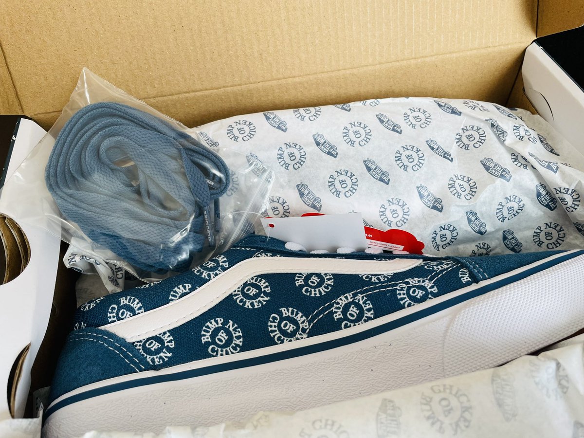 13ump_ray's tweet photo. VANS×BUMPコラボスニーカー届きました👟
開けた瞬間からBUMP仕様で、ブルーの色味が思ってたより落ち着いた感じでとても良き。ロゴがめちゃくちゃ可愛いし、外箱から靴紐まで全てBUMP仕様で一生の宝物ですね、これは。 https://t.co/fe1JQluu3c