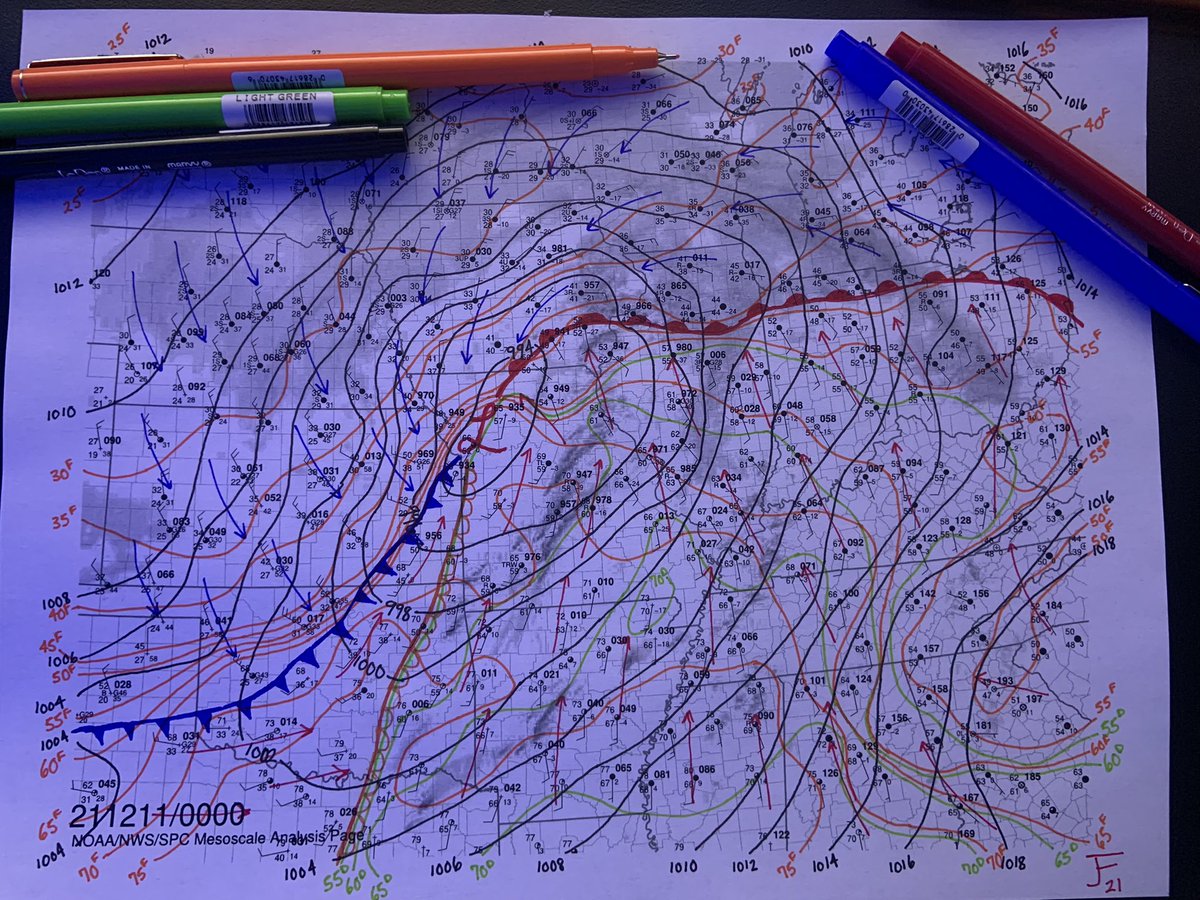 meteojoe's tweet image. A very strong area of low pressure is causing severe weather and heavy snow across the nation’s midsection tonight. Down to 935 mb at KCDJ in Missouri. #wxtwitter #handanalysis #severeweather #Tornado #severewx