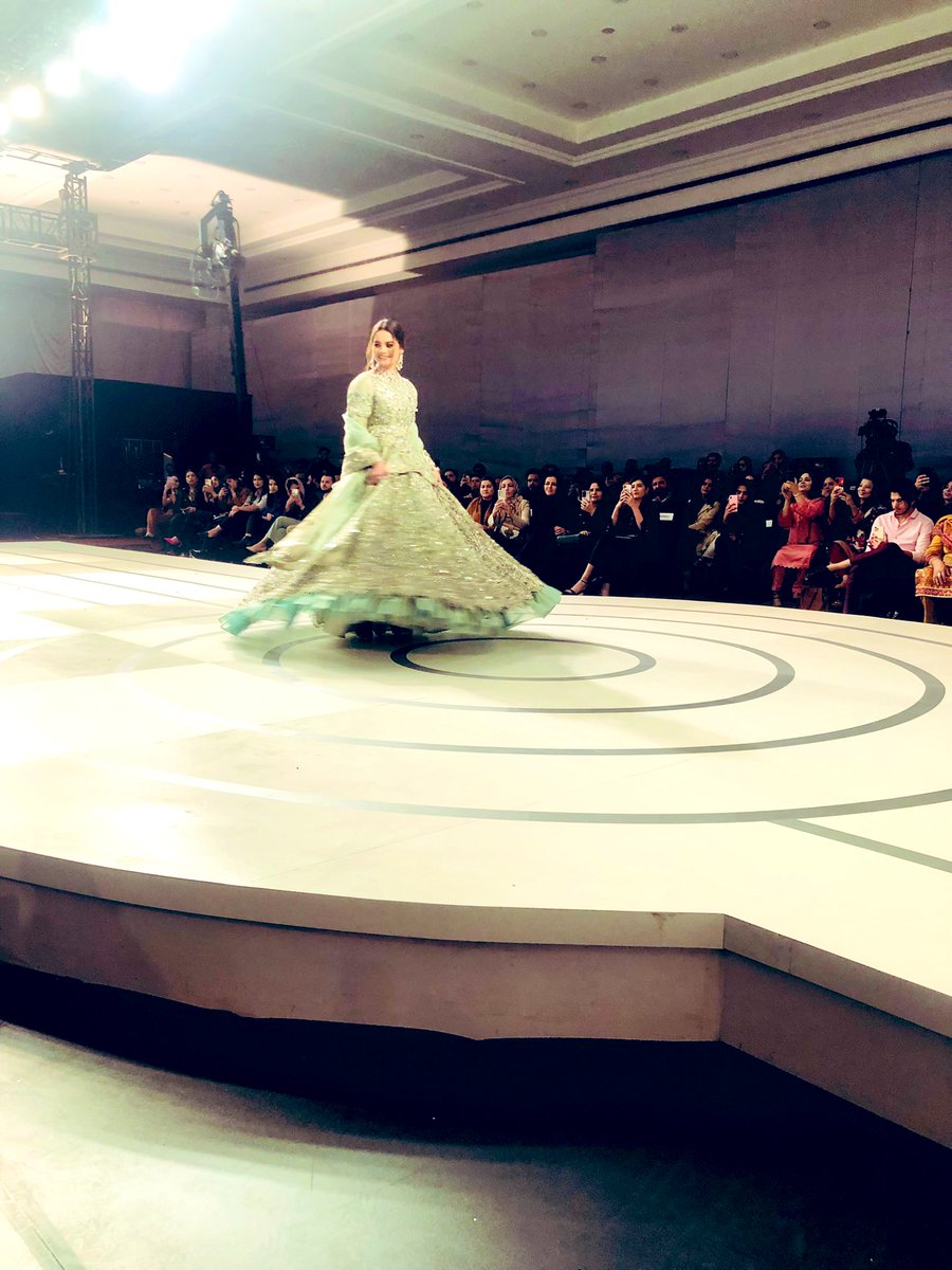 cheenaagha's tweet photo. #MinalKhan looking like a million bucks in this gorgeous outfit by #FASDesignStudio https://t.co/LlPakhUk8B
