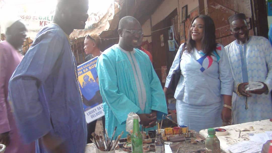 GSaBopp's tweet photo. Au cœur du #village_artisanal_de_Thiès, la Grande coalition GUEUM SA BOPP en visite sur les lieux. 
#Liguéye_Sa_Gokh✊
#Déloosi_Yaakaar✊
@dakaractu @7tvOfficielle @seyelatyr @leralpointnet 
@Bouganegueye @seneweb @Kebetubot @ https://t.co/Qq9wQbzEil