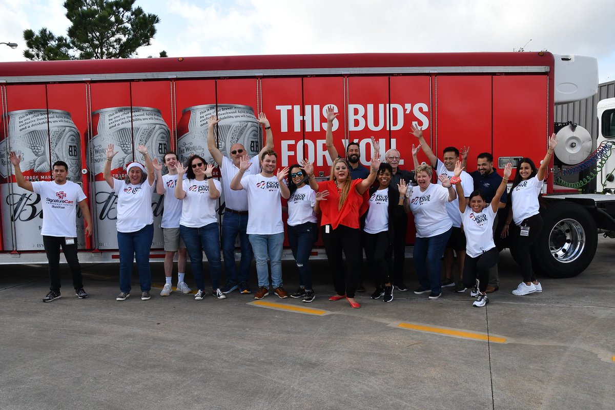 MontroseCenter's tweet photo. What an amazing day! Thank you, @HoustonLGBTCoC, for hosting the #ChamberHolidayFoodDrive to help #LGBTQseniors! You can still donate via the #VirtualFoodDrive at https://t.co/5O65bLOoUF.

#ChamberCares #TurnTheTable #TogetherWeCan #SupportingLGBTQSeniors https://t.co/PigoYSvm5z