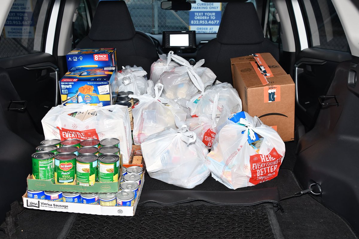 MontroseCenter's tweet photo. What an amazing day! Thank you, @HoustonLGBTCoC, for hosting the #ChamberHolidayFoodDrive to help #LGBTQseniors! You can still donate via the #VirtualFoodDrive at https://t.co/5O65bLOoUF.

#ChamberCares #TurnTheTable #TogetherWeCan #SupportingLGBTQSeniors https://t.co/PigoYSvm5z