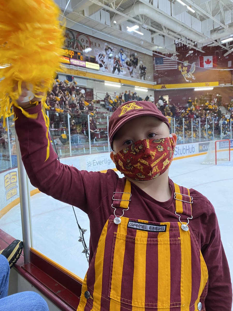 acurry15's tweet photo. Watching @GopherWHockey play the icky bulldogs! #gophers #gwh https://t.co/ClDzwmCuWw