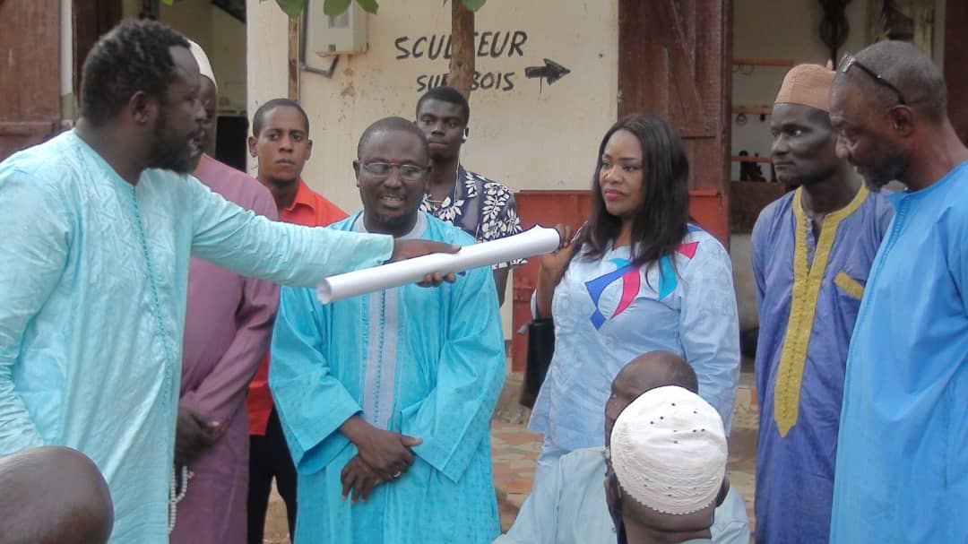 GSaBopp's tweet photo. Au cœur du #village_artisanal_de_Thiès, la Grande coalition GUEUM SA BOPP en visite sur les lieux. 
#Liguéye_Sa_Gokh✊
#Déloosi_Yaakaar✊
@dakaractu @7tvOfficielle @seyelatyr @leralpointnet 
@Bouganegueye @seneweb @Kebetubot @ https://t.co/Qq9wQbzEil
