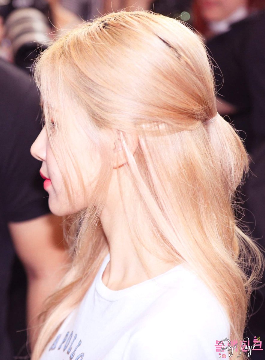 chambaeeee's tweet photo. I vote #MAMAVOTE #rosé https://t.co/2hY2OYpw8Z