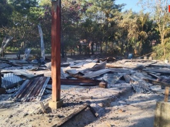 brightyamin's tweet photo. After the military council troops encamped in houses where refugees live, in Aung Tha Pyay village in Bae Lamaing village tract, Ye township, Mon State on December 8, these 2 houses caught fire.

#CrimesAgainstHumanity 
#Dec11Coup
#WhatsHappeningInMyanmar https://t.co/jVpIXi2O0B