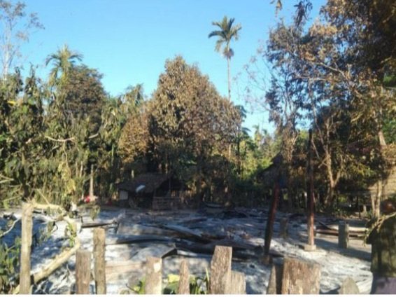 brightyamin's tweet photo. After the military council troops encamped in houses where refugees live, in Aung Tha Pyay village in Bae Lamaing village tract, Ye township, Mon State on December 8, these 2 houses caught fire.

#CrimesAgainstHumanity 
#Dec11Coup
#WhatsHappeningInMyanmar https://t.co/jVpIXi2O0B
