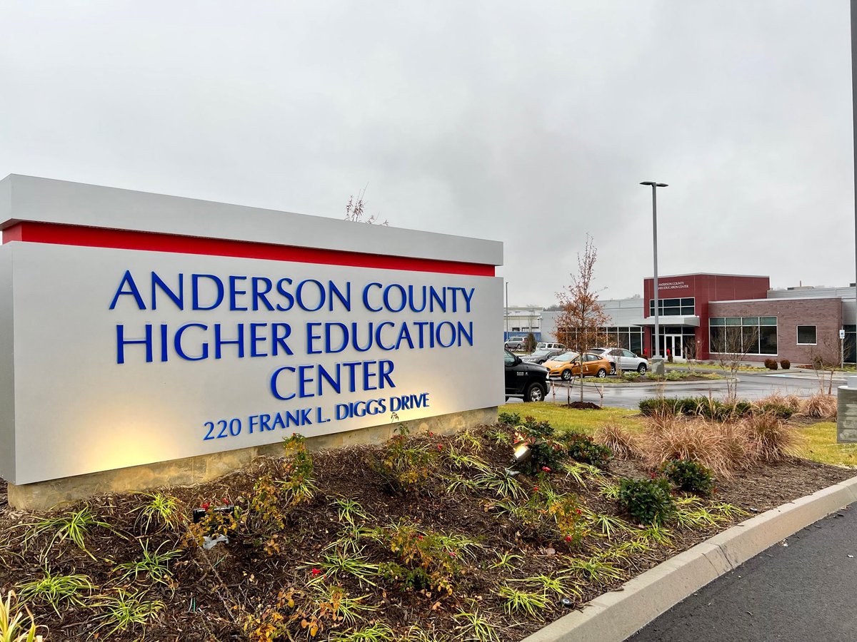 roanestate's tweet photo. What an incredible turnout today celebrating the new Anderson Co Higher Ed Center in Clinton. #RoaneState and @TCATKnoxville students will start classes here in January. Thanks to all who made this possible! #ACHEC #StudentsFirst

MORE: https://t.co/MJS3Fst9gF https://t.co/6xzEzD2zKL