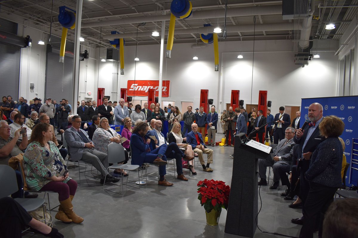 roanestate's tweet photo. What an incredible turnout today celebrating the new Anderson Co Higher Ed Center in Clinton. #RoaneState and @TCATKnoxville students will start classes here in January. Thanks to all who made this possible! #ACHEC #StudentsFirst

MORE: https://t.co/MJS3Fst9gF https://t.co/6xzEzD2zKL