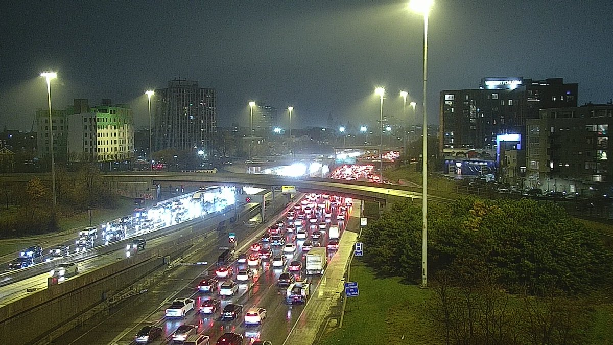 WBBM1059Traffic's tweet photo. It's ugly on the #KennedyExpressway near #OhioStreet.  The rain isn't helping.  Give yourself 27 minutes from O'Hare into Downtown.  Outbound is worse at 33 minutes back to the airport.  #ChicagoTraffic @WBBMNewsradio https://t.co/4HERgWfPvB