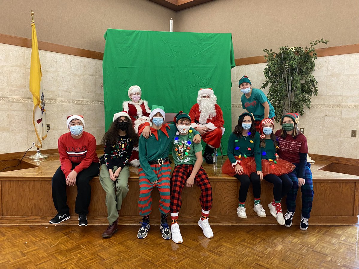 stmschoolatown's tweet photo. #STMspirit The STM Christmas spirit was on full display as our 8th graders held our annual Santa’s Workshop for our Kindergarten and Pre-K students. They had a fun, festive day and made memories that will last a lifetime! #STMfamily #ChristmasSpirit #theSTMdifference ❤️🖤🎄🎅🏻🤶🏻 https://t.co/5gEypidvGm
