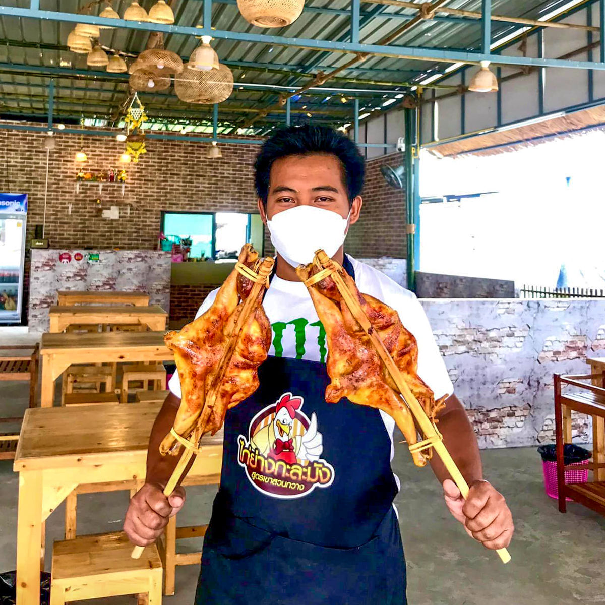 SiamAllFood's tweet photo. ใครอยู่แถวบางแสน แนะนำร้าน "บางแสนรสเด็ด" เลยครับผม อาหารอีสานหลากเมนู ทานพร้อมไก่ย่างเขาสวนกวางแท้ๆ ตำยำแซ่บก็อร่อย มีเมนูให้เลือกอีกมากมายในราคาที่จับต้องได้ นะครับ ^^

ขายส่งไก่หมักหนีบไม้พร้อมย่าง สูตร ไก่ย่างเขาสวนกวาง | สนใจ แอด Line : https://t.co/UxrYVZZK5f  064-936-6983 https://t.co/s0fb3kegcb