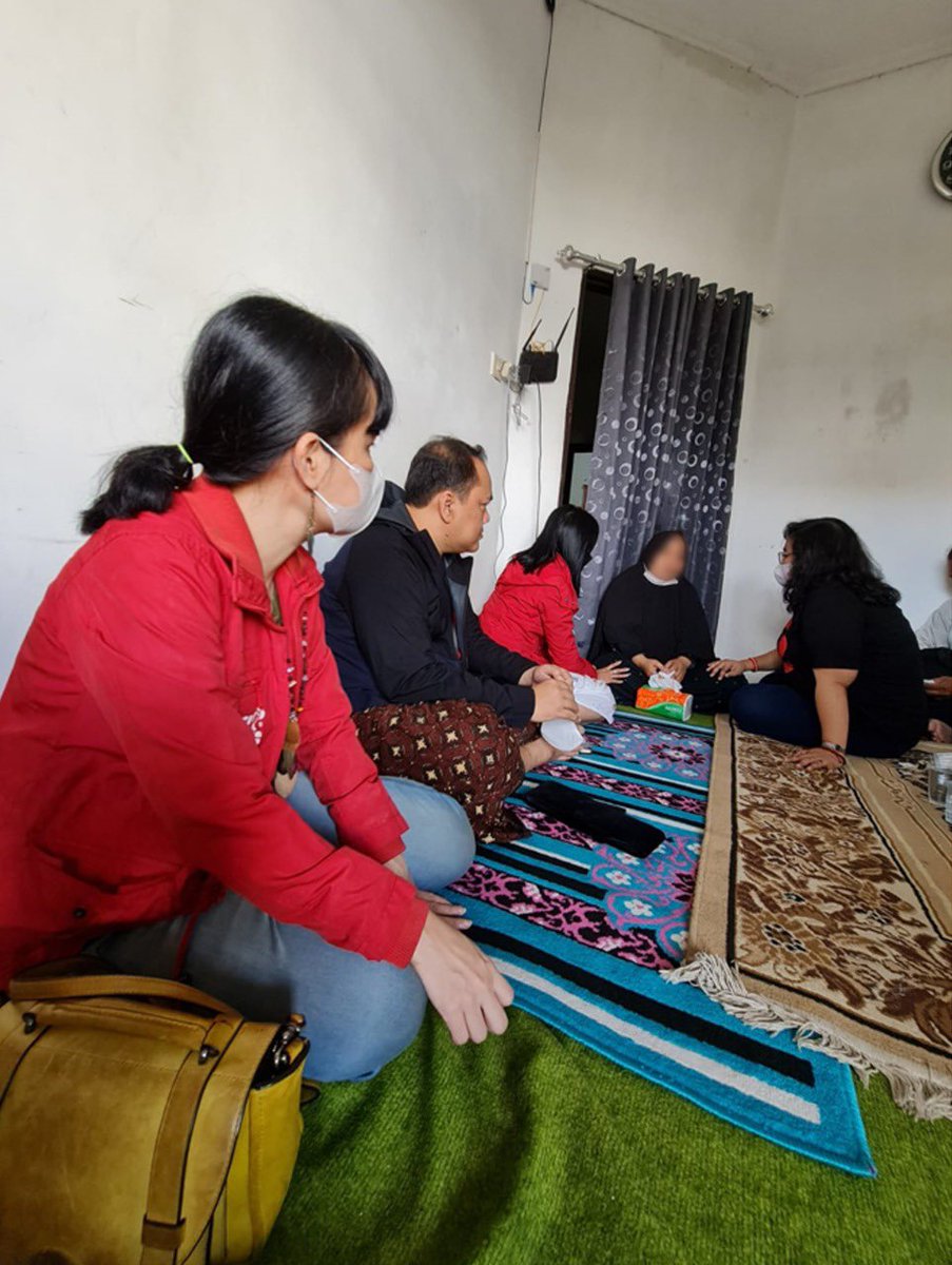 psi_id's tweet photo. Usai bertemu sang ibu, kader-kader PSI berziarah ke makam Novia yang terletak beberapa meter dari makam sang ayah tempatnya memilih mengakhiri hidupnya. PSI berharap kasus semacam ini tidak terjadi lagi pada perempuan-perempuan lain di Indonesia. https://t.co/rlSTkma0KN