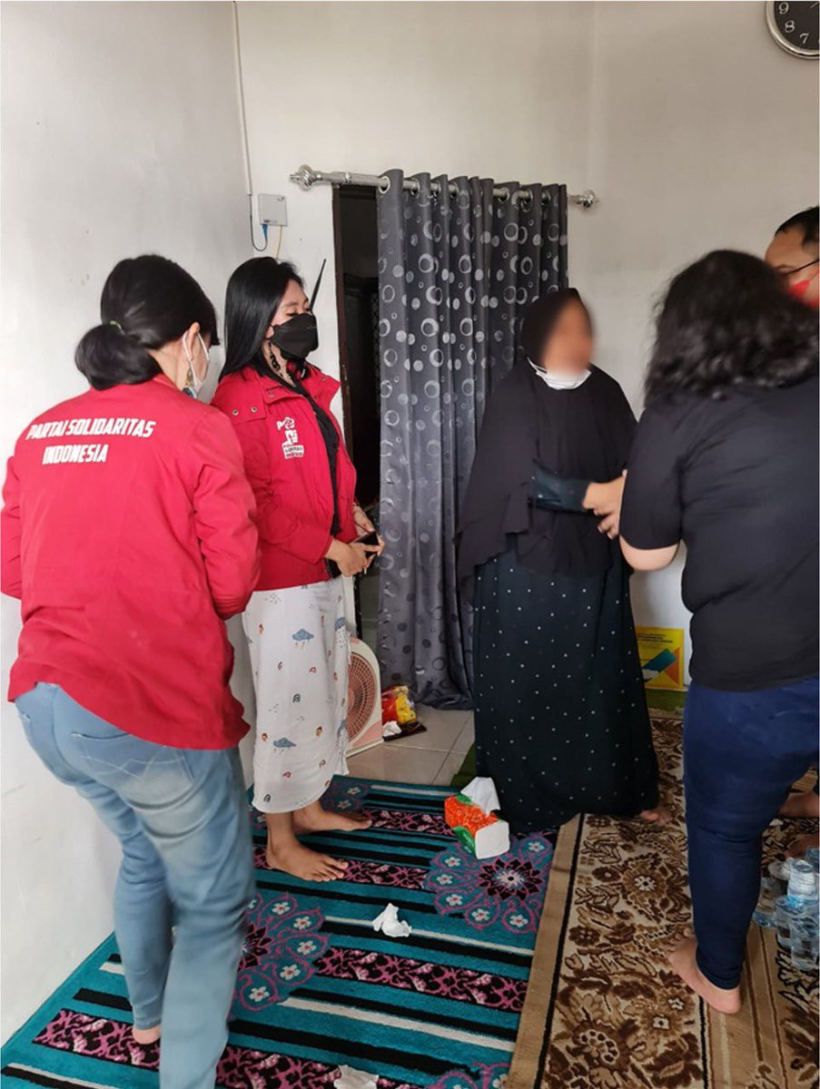 psi_id's tweet photo. Usai bertemu sang ibu, kader-kader PSI berziarah ke makam Novia yang terletak beberapa meter dari makam sang ayah tempatnya memilih mengakhiri hidupnya. PSI berharap kasus semacam ini tidak terjadi lagi pada perempuan-perempuan lain di Indonesia. https://t.co/rlSTkma0KN