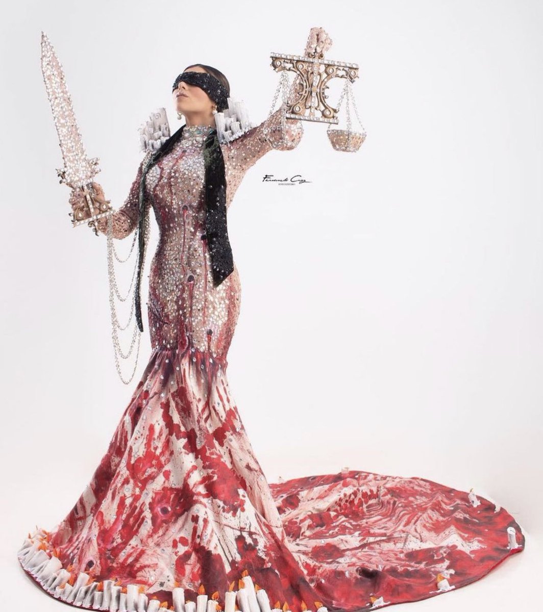sabakiim's tweet photo. Traje a la Constitución presentado por Alejandra Gavidia Miss El Salvador en #MissUniverse 

El traje está inspirado en el monumento a la constitución que representa el valor de la Constitución Salvadoreña y el nacimiento de una época de paz postconflicto. https://t.co/ryE9IMqCpu