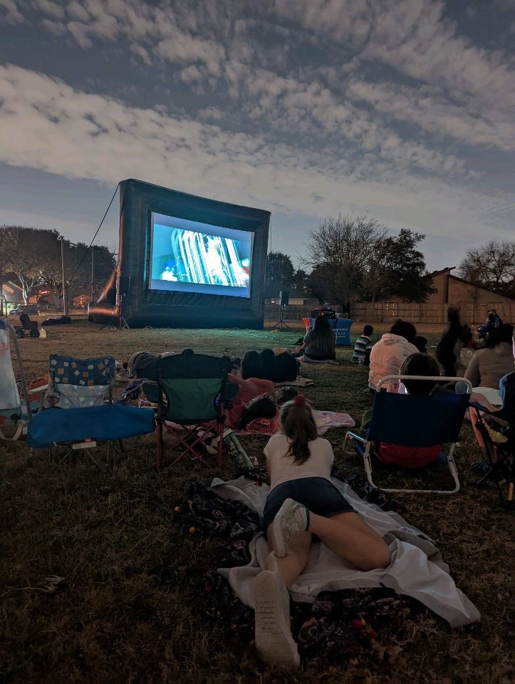 amymillercfb's tweet photo. Country Place Elementary PTA meeting and movie  “Under the Stars”. 75 degrees at movie time! Best.Night.Ever. #ptamemories @CFBISD @DrChapmanCFBISD @CPEtweets #decembertoremember https://t.co/xNxlUFNcqn