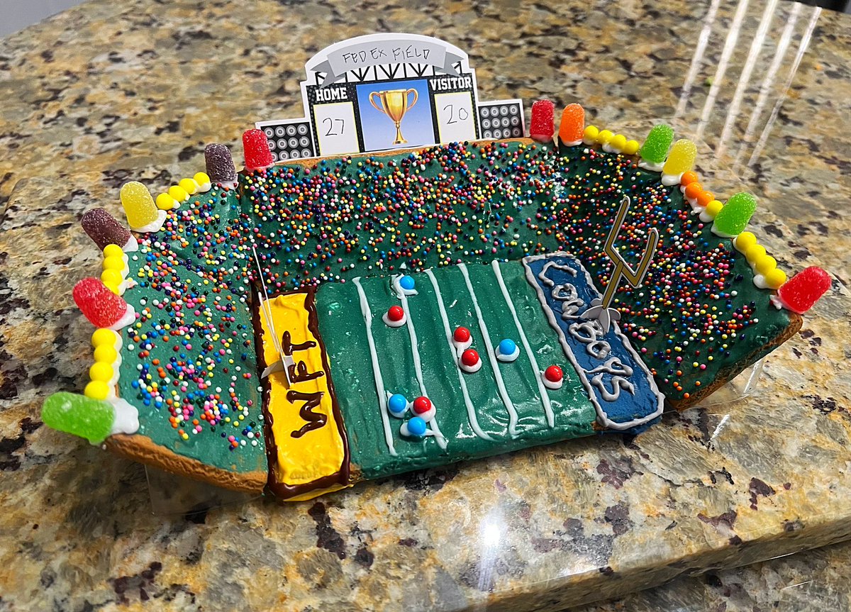 jstonnell1's tweet photo. Showtime!! Gingerbread flow!! @RiverboatRonHC @richeisen @michaelirvin88 @SteveMariucci @ScottHanson @HogsHaven @Wash_P @DeAngeloHall23 @PatMcAfeeShow @jonallen93_ @bscherff68 @WasNFLCommunity @NBCSWASFootball https://t.co/i0H78Xqrzp