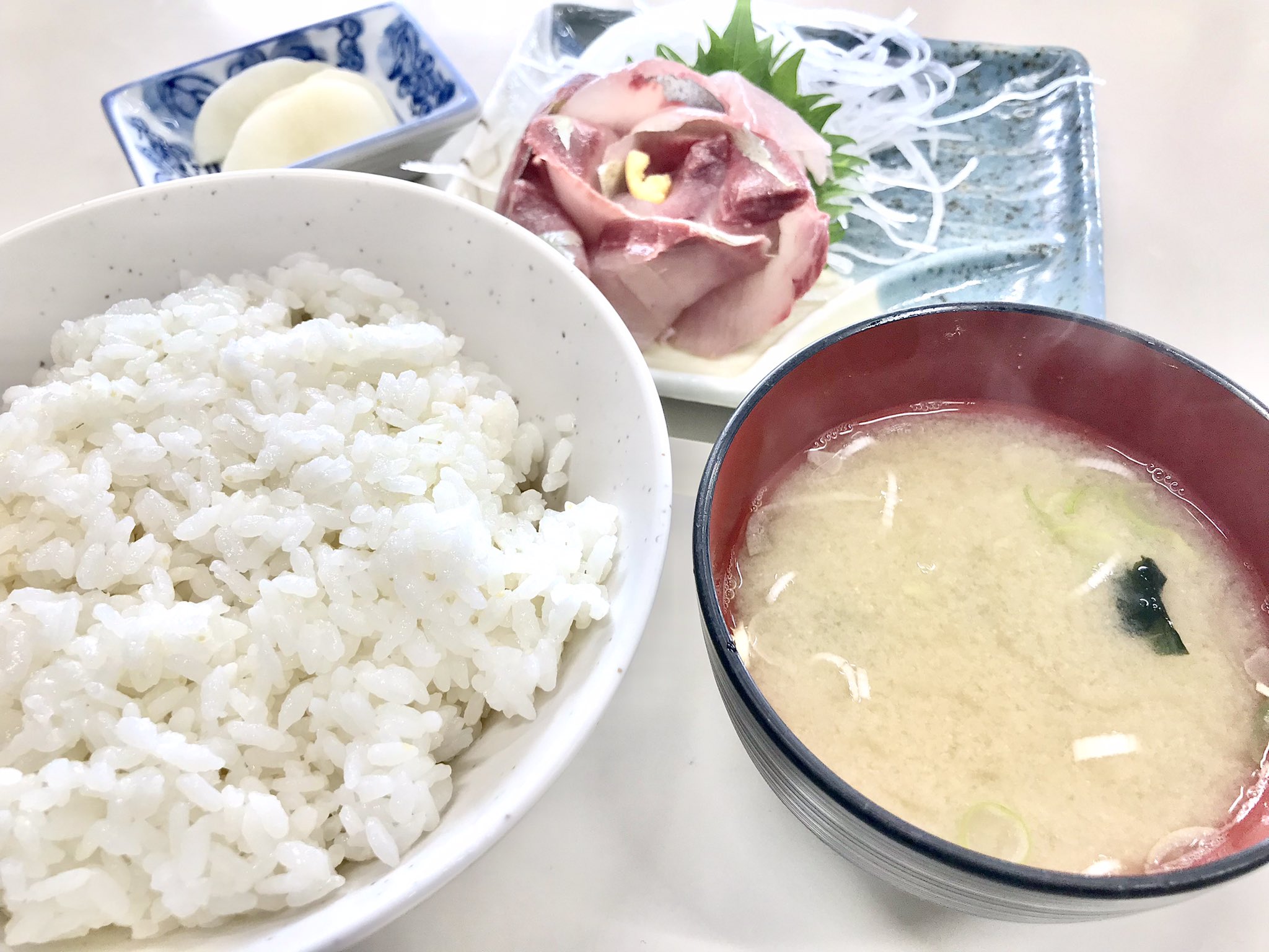 Hizumi Nul Umb 市場飯 一番好きな魚シマアジの刺身 まちがいない 帰りにツムブリって初見の魚がいたんだけど 恐らく身はカンパチ系 を購入して帰宅 T Co Hq4da6rur6 Twitter