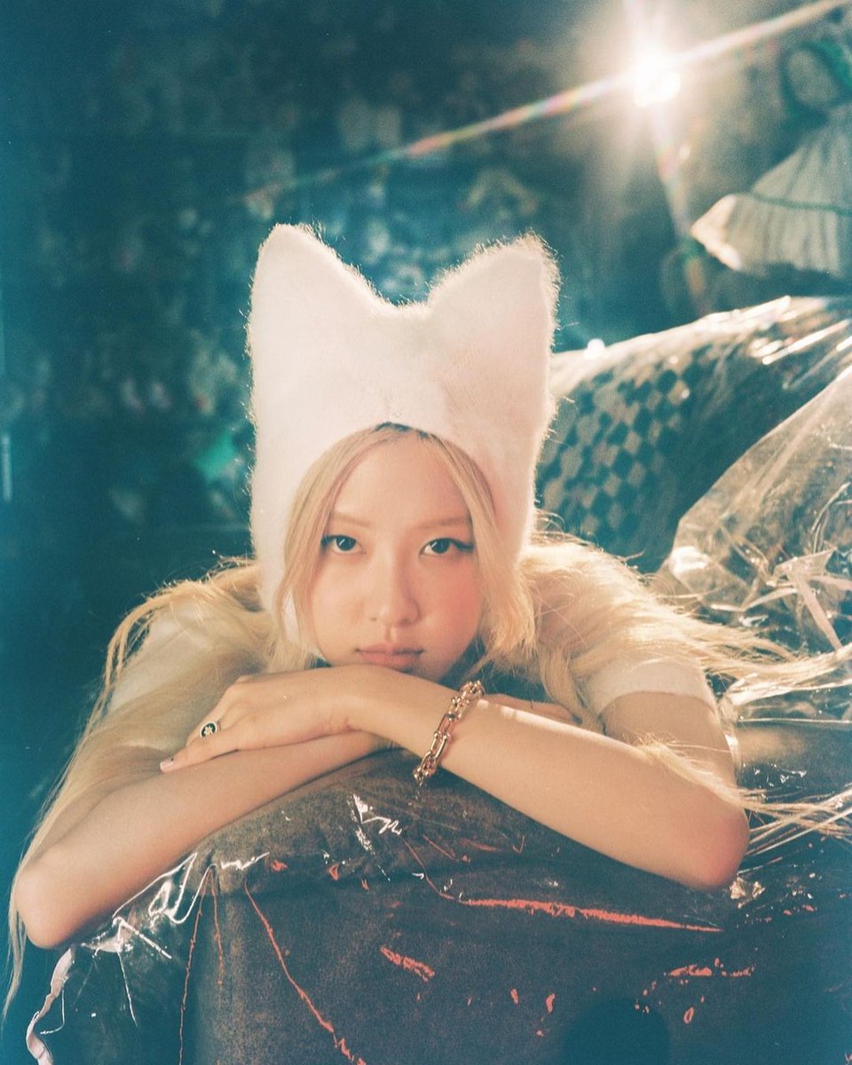 Mn nhớ retweet nhiều ở những fanpage lớn của Rosé nhe.Còn ai chưa đủ fl thì chéo với mình 
#MAMAVOTE  #rosé