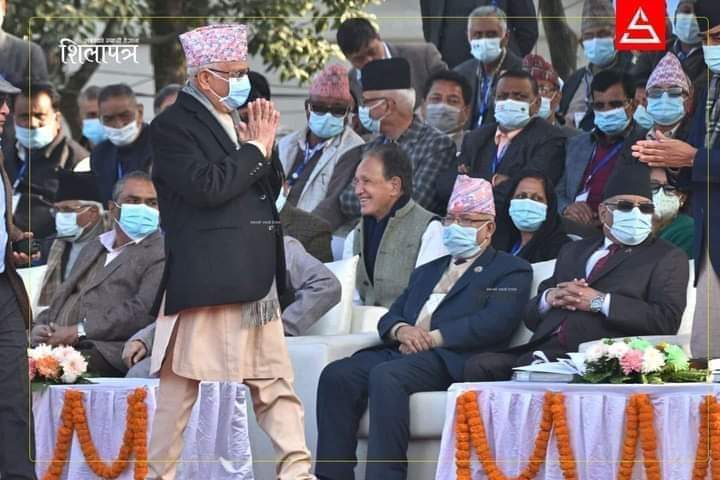 मञ्च कांग्रेस को थियो 
भाषण ओली को थियो 
कार्यकर्ता कांग्रेस का थिए
 फ्यान ओलीका थिए 
हुटिंङ् ओली लाई थियो 
आकुल व्याकुल माकुने लाई थियो 
ओली बोल्दै गर्दा जब माइक रोकियो 
तब आधा कांग्रेस सभा स्थल खाली थियो!!

स्मरण होस ओली जँहा पाइला टेक्छन फ्यान आफ्से आफ खडा हुन्छन ॥👈