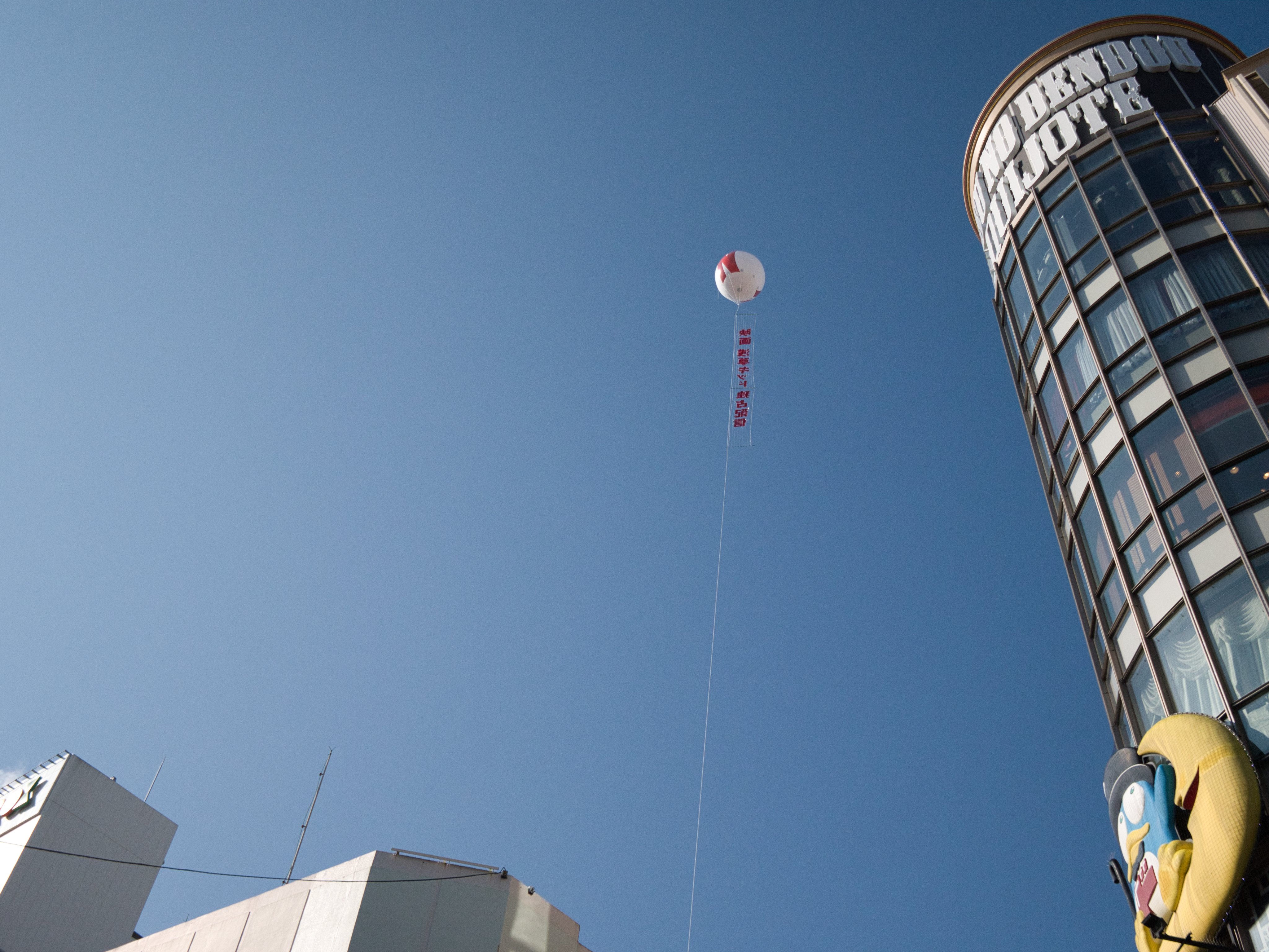 Grip 午前10時の浅草をぶらり 今朝の浅草には 懐かしいアドバルーンが複数浮かんでおりました Netflixで配信される映画 浅草キッド の広告らしい 街中に広告が出てました それよりも 広角系レンズしか持っていなかったことが惜しまれます 浅草