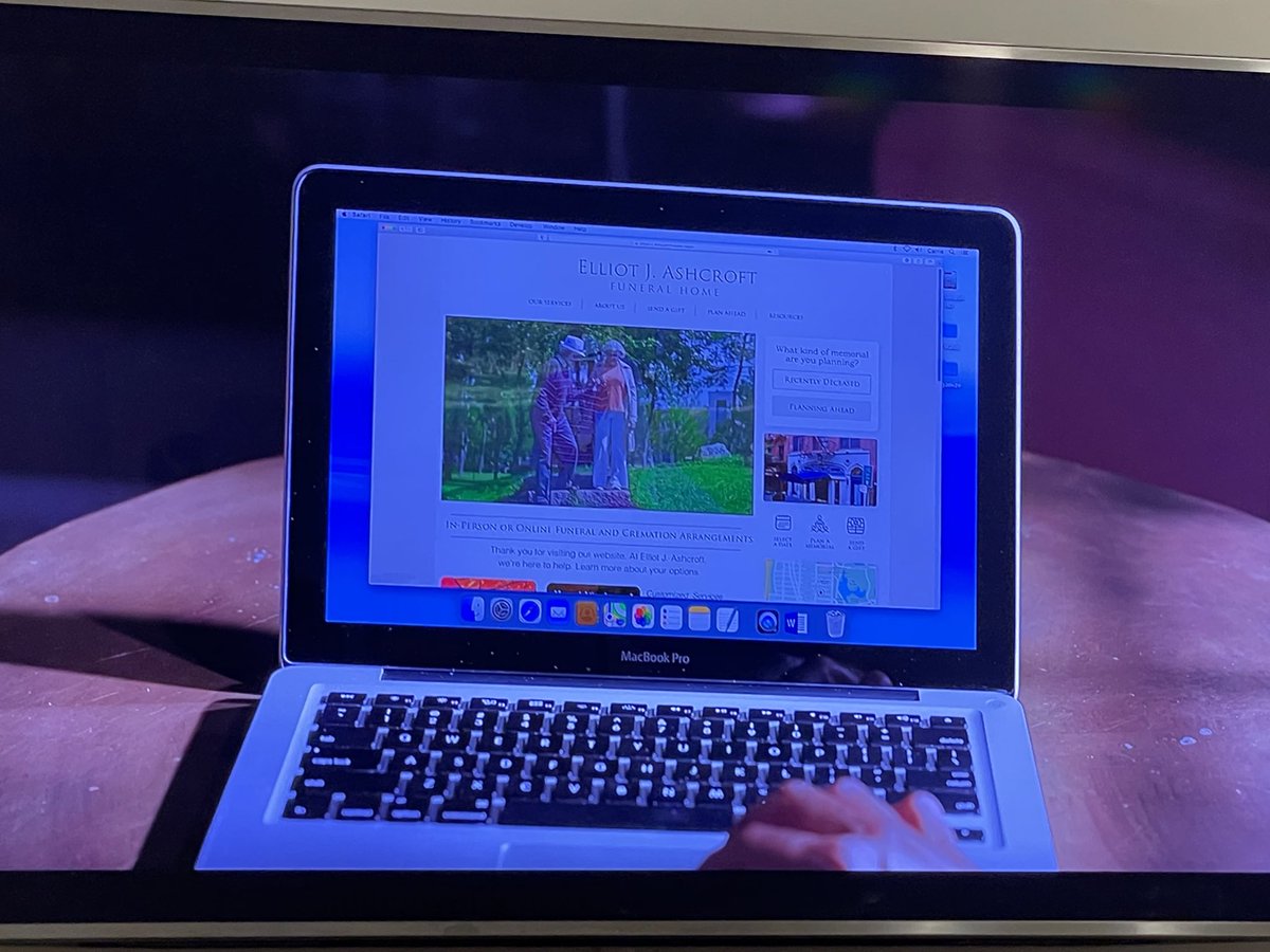 JoannaStern's tweet photo. Everything in this Sex and the City reboot made total sense until Carrie’s circa 2010 MacBook Pro https://t.co/FEngw5dEd1