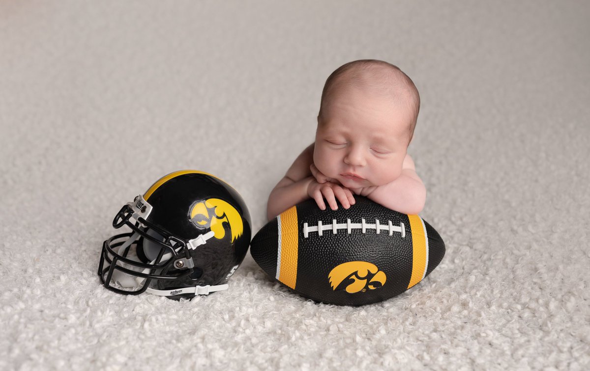 BasicSwiftie91's tweet photo. @kenzierae09 The newborn pic my husband begged for. lol https://t.co/OfKaeE3GY5
