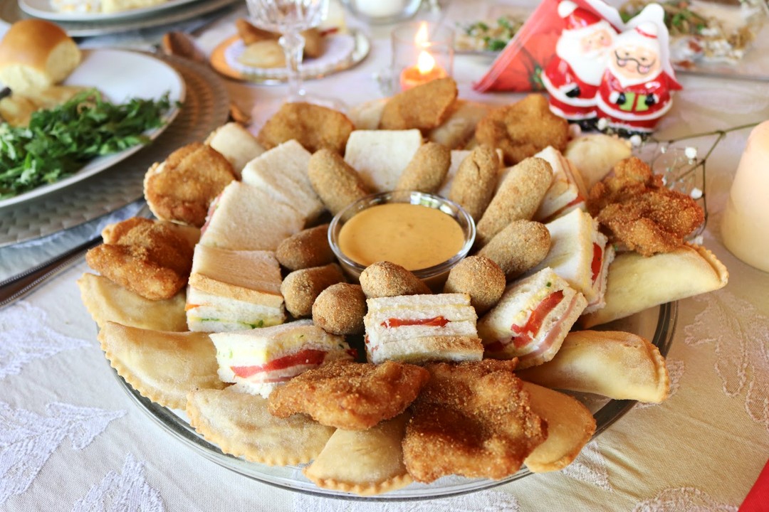 alberdin_py's tweet photo. ¡Abrí el apetito de tus invitados en Navidad, con los clásicos bocaditos de Alberdin! 🎅
¡Hacé tu pedido al 237 70 70! 📞
#Alberdin #CenadeNavidad #Cenadeañonuevo #Cena #Almuerzo #NoCocines #NoCocinesEnEstaNavidad https://t.co/A2kSuc9A2z