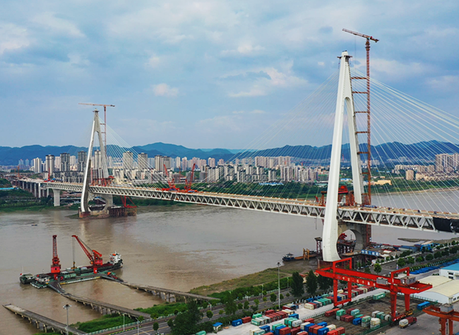iChongqing_CIMC's tweet photo. As part of a series of vlogs covering mega transportation projects, iChongqing reporter James Alexander takes you on an exclusive tour of the Baijusi Yangtze River Bridge that will link the districts of Dadukou and Ba'nan.
 #BaijusiBridge #CableStayed

https://t.co/3flS55aF0t https://t.co/hKW1T1Is43