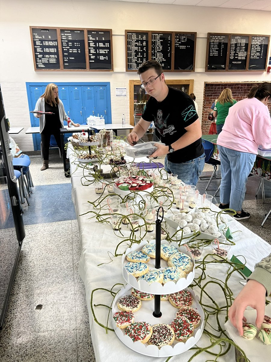 CHS_Indians's tweet photo. Thank you ProStart students and @haenni26 for preparing dessert for our Christmas lunch!! It was awesome! https://t.co/VuEg73ud1L
