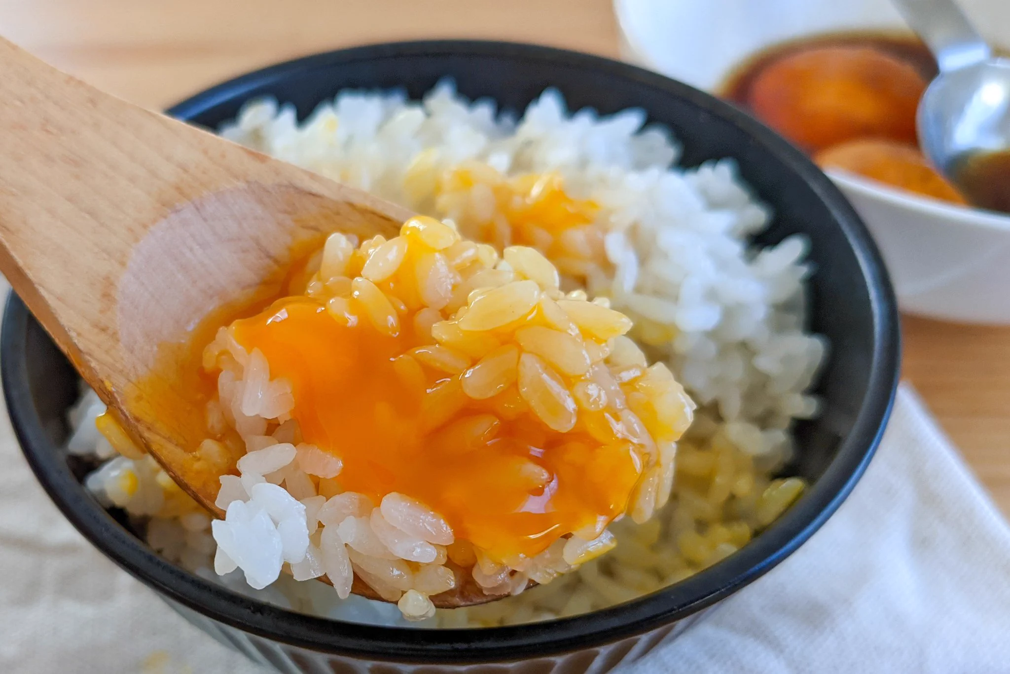 中華風の味付けがとっても美味しそう！オイスターソースなどを使った「卵かけご飯」レシピ！